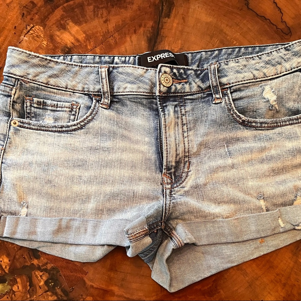 Express Size 8 Stretch Shortie Relaxed Low Rise Jean Shorts